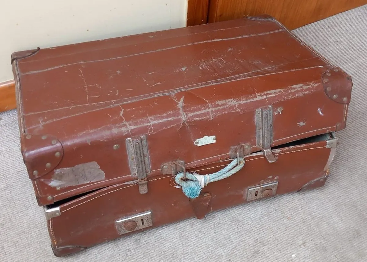 1950's Vintage suitcase for prop or upcycling - Image 1