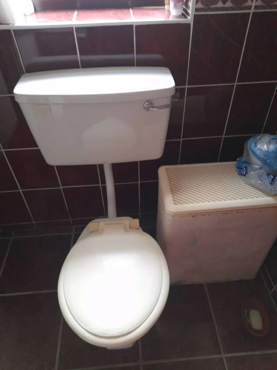 Bathroom suite - Image 3