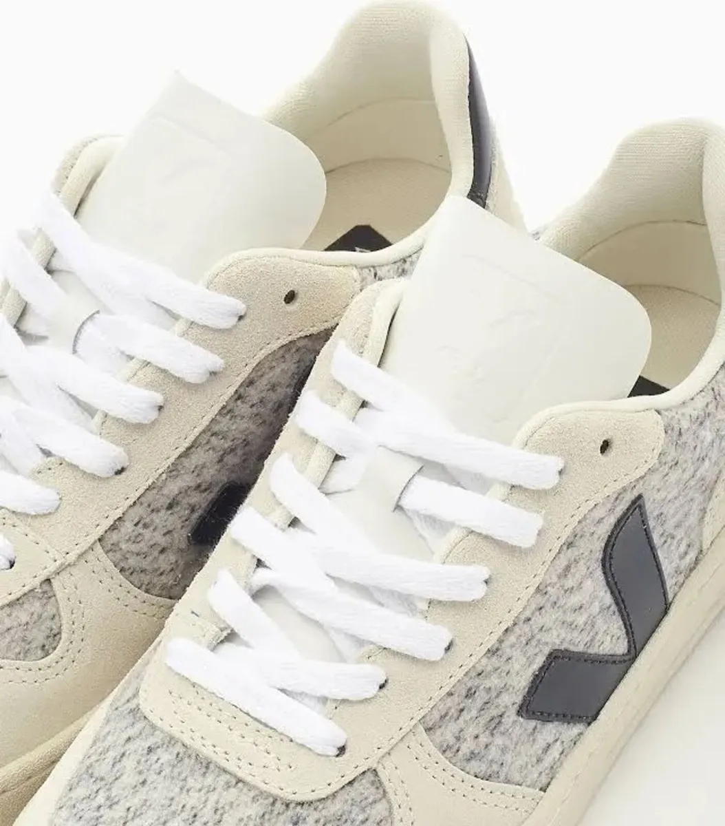 Veja V-10 Trainers Size 4 - Image 3