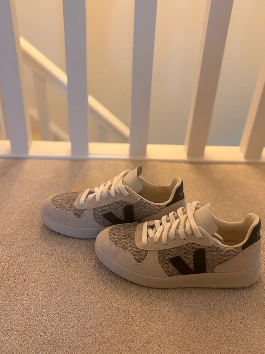 Veja V-10 Trainers Size 4 - Image 4