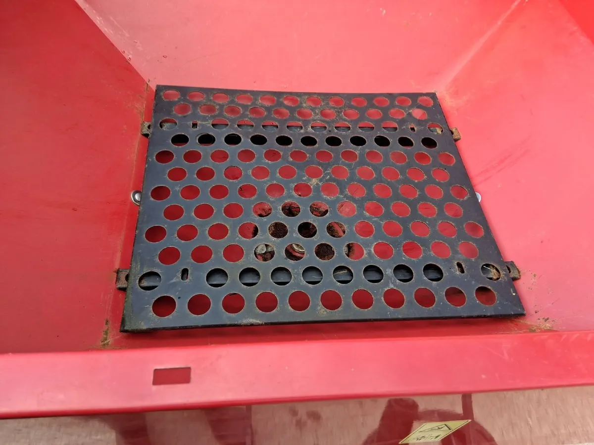 Cosmo Fertiliser Spreader - Image 3