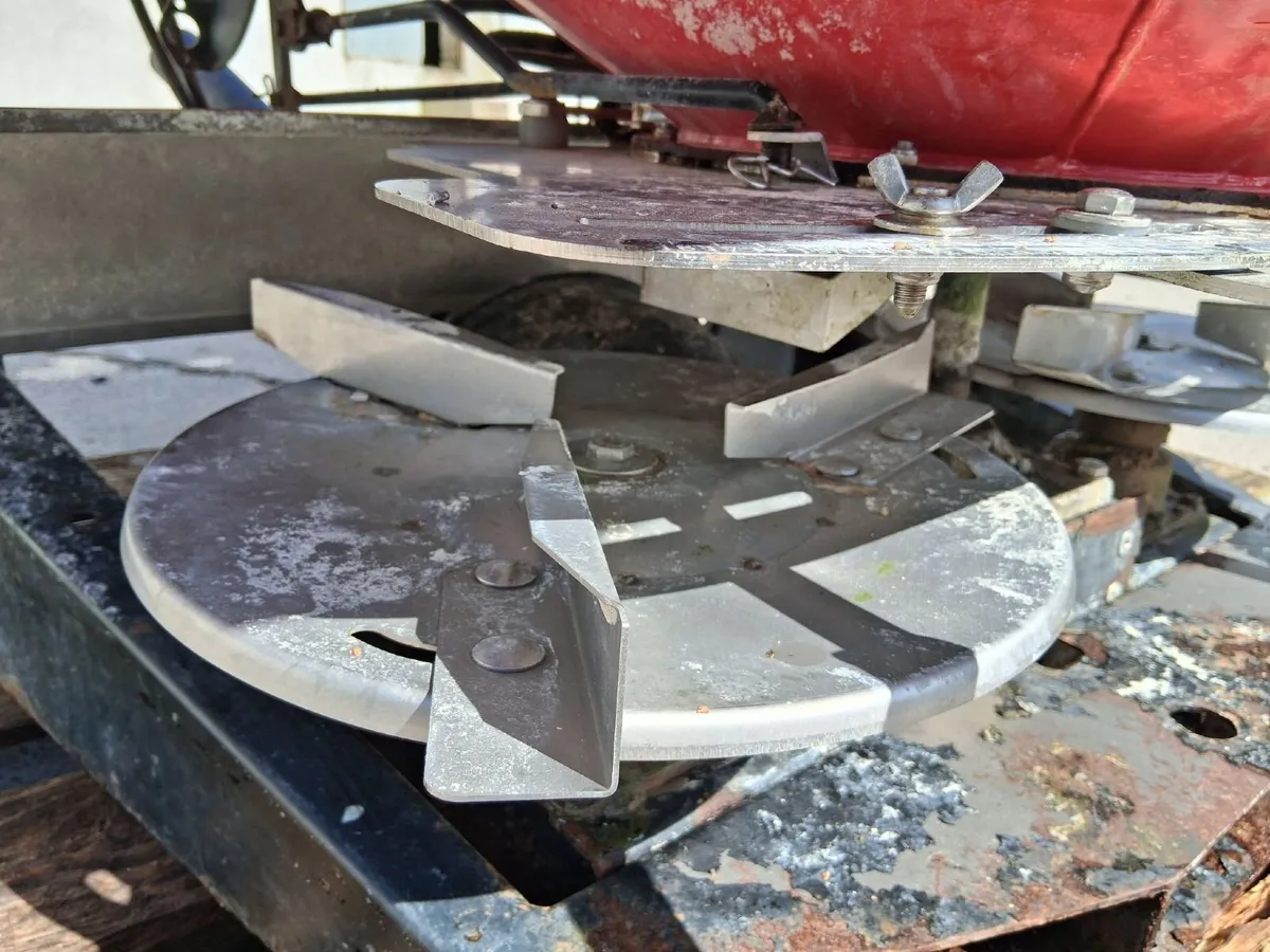 Cosmo Fertiliser Spreader - Image 4