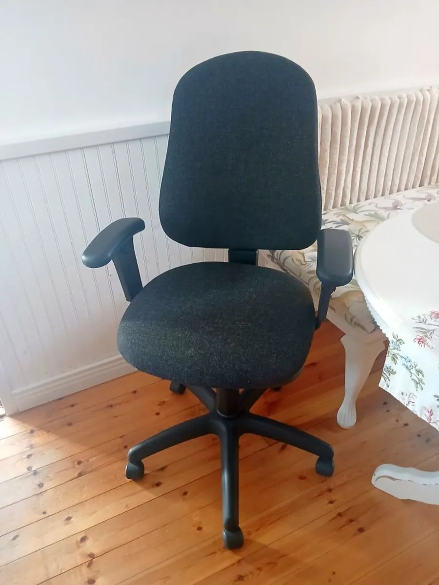 Like new: Calypso Office Chair adjustable arms