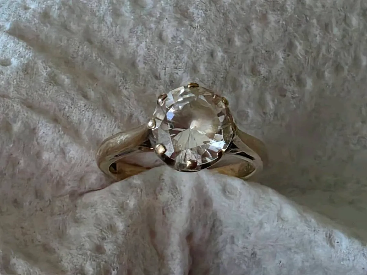 HUGE SOLITAIRE, 9CT THICK Yellow OLD Gold Ring ! - Image 1