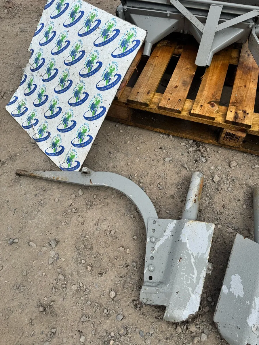 Ferguson Fertiliser Applicator - Image 3
