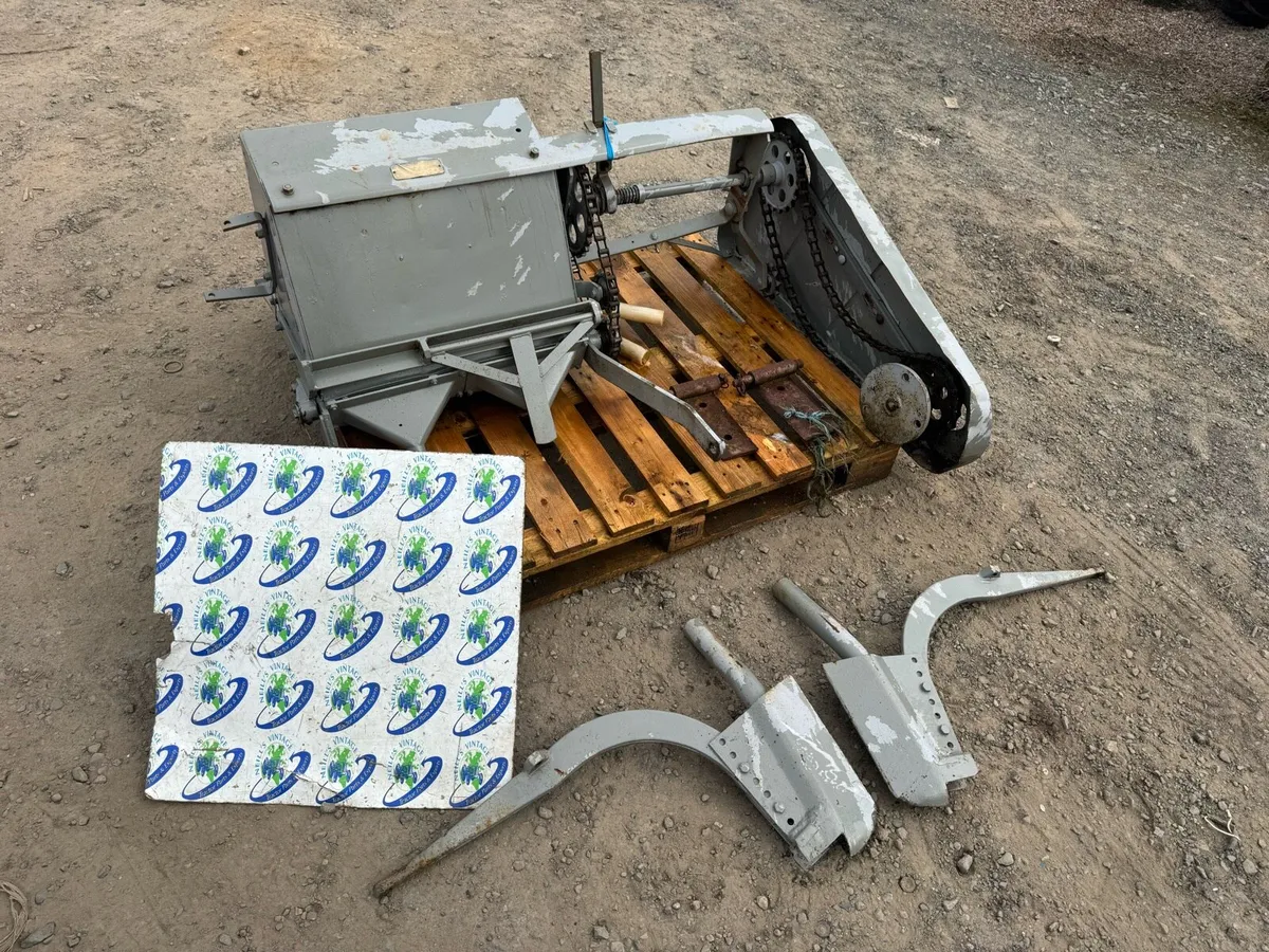 Ferguson Fertiliser Applicator - Image 1