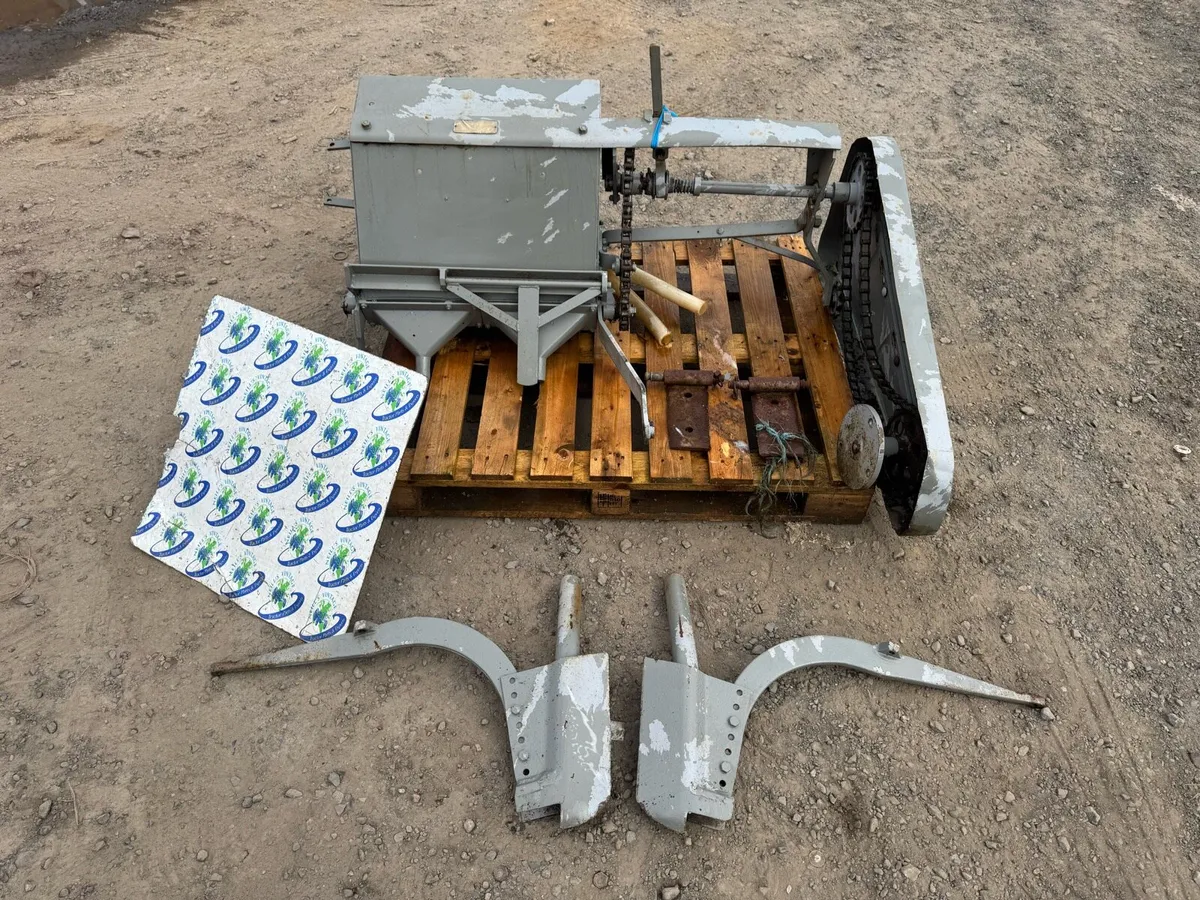 Ferguson Fertiliser Applicator - Image 2