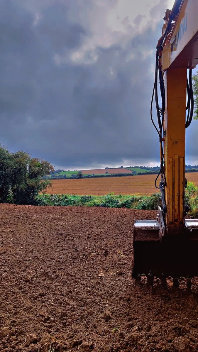 Excavator operator available - Image 3