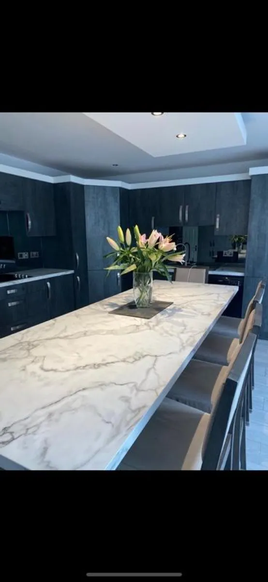 kitchen counter - Image 1