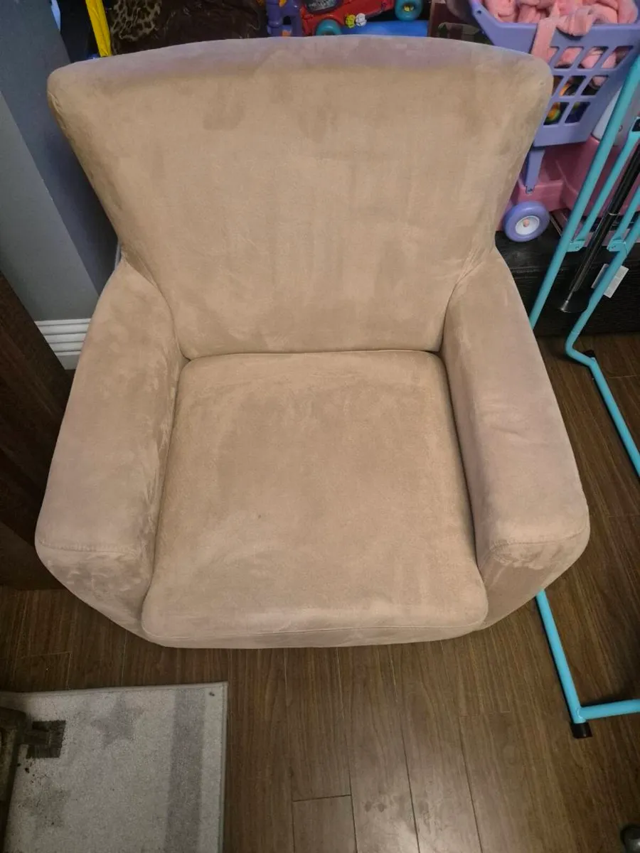 Cream swival arm chair - Image 1