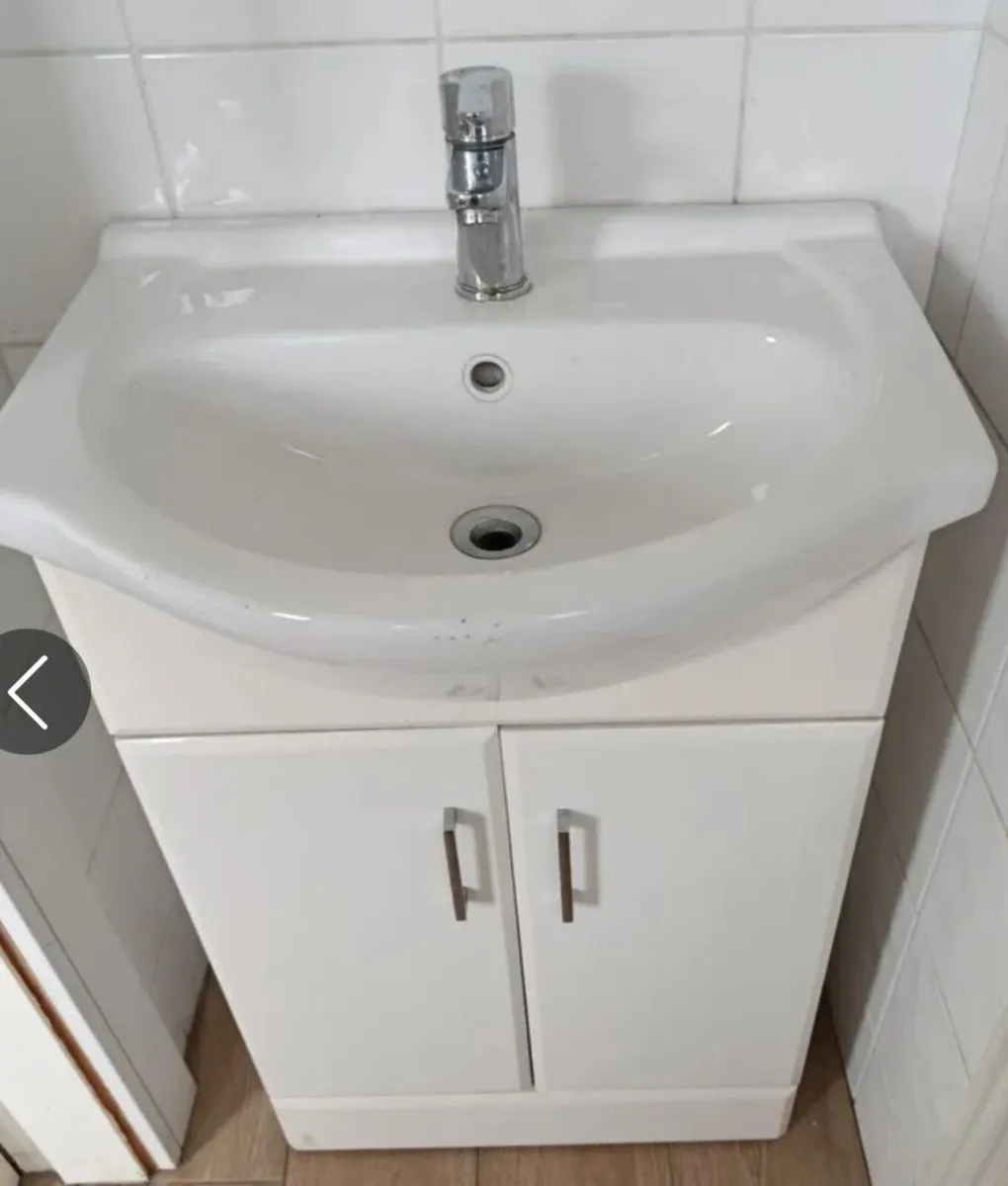 Bathroom ware and stainless steel sink - Image 1