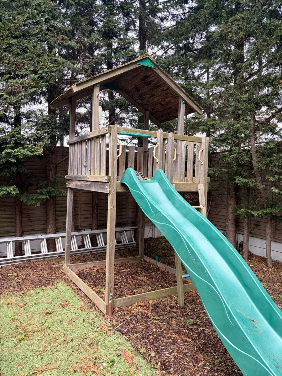 FREE Playhouse with slide - Image 1