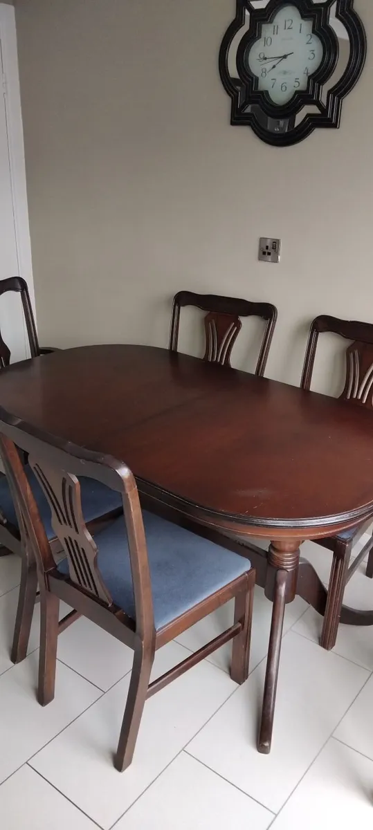Extendable dining table and 6 chairs - Image 1