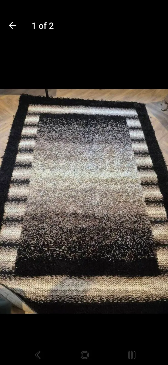 Stunning black and white large rug.

200cm × 280cm