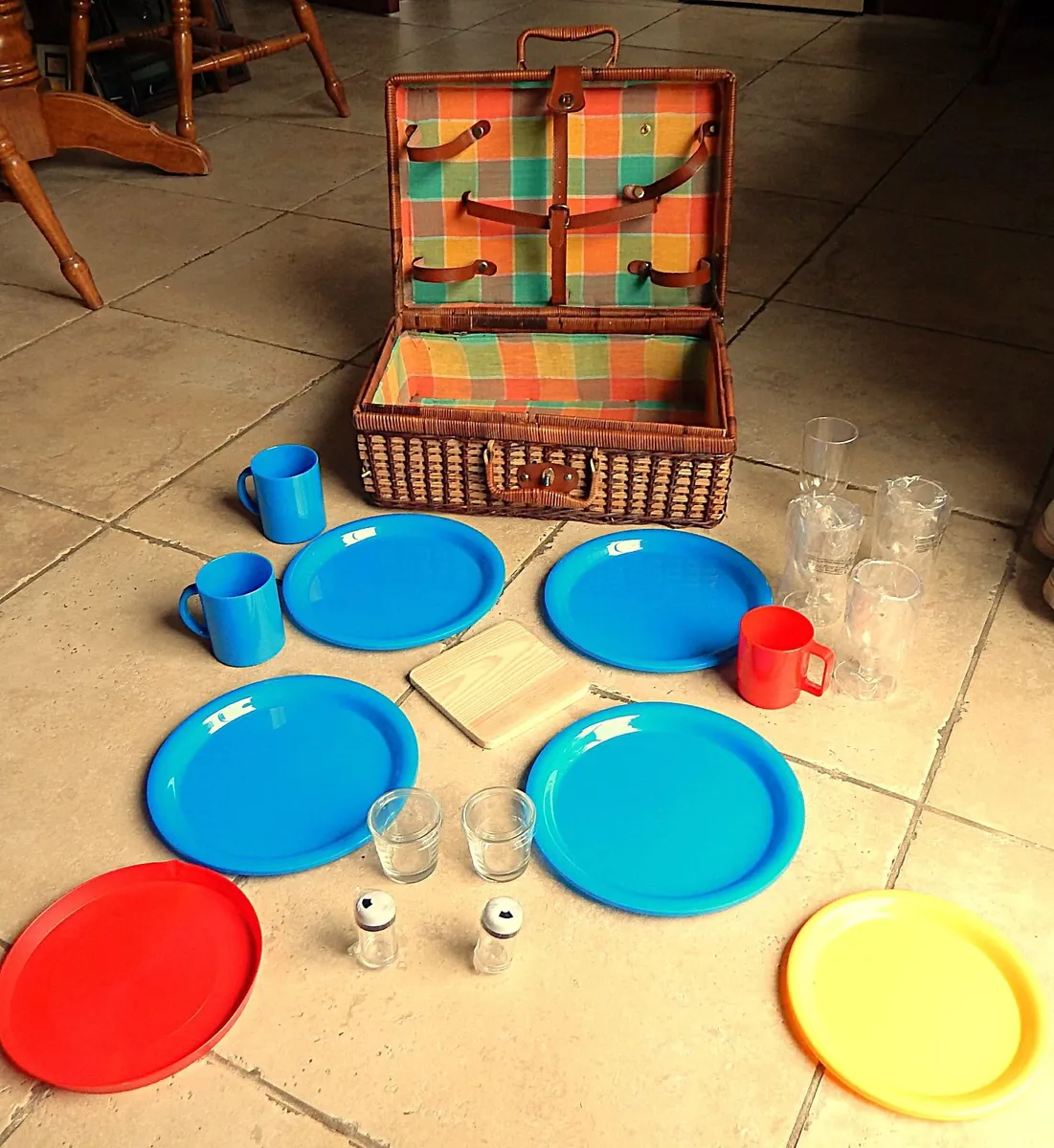 Wicker Picnic Hamper Basket with Accessories - Image 3