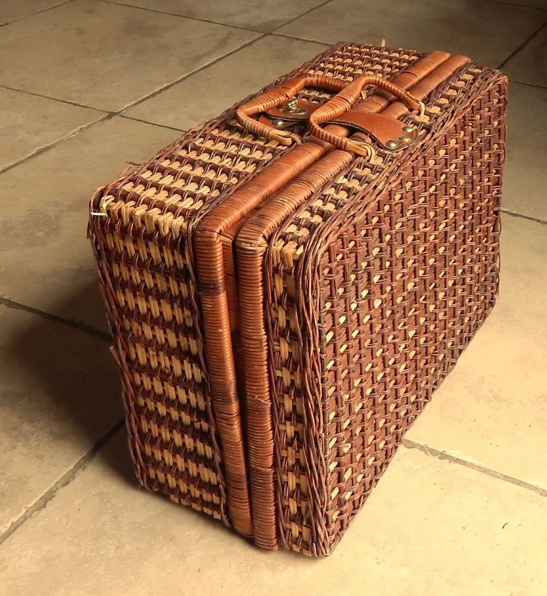 Wicker Picnic Hamper Basket with Accessories - Image 4