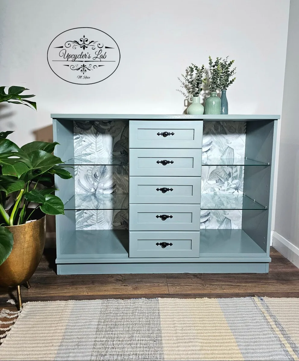 Sideboard / display unit - Image 1