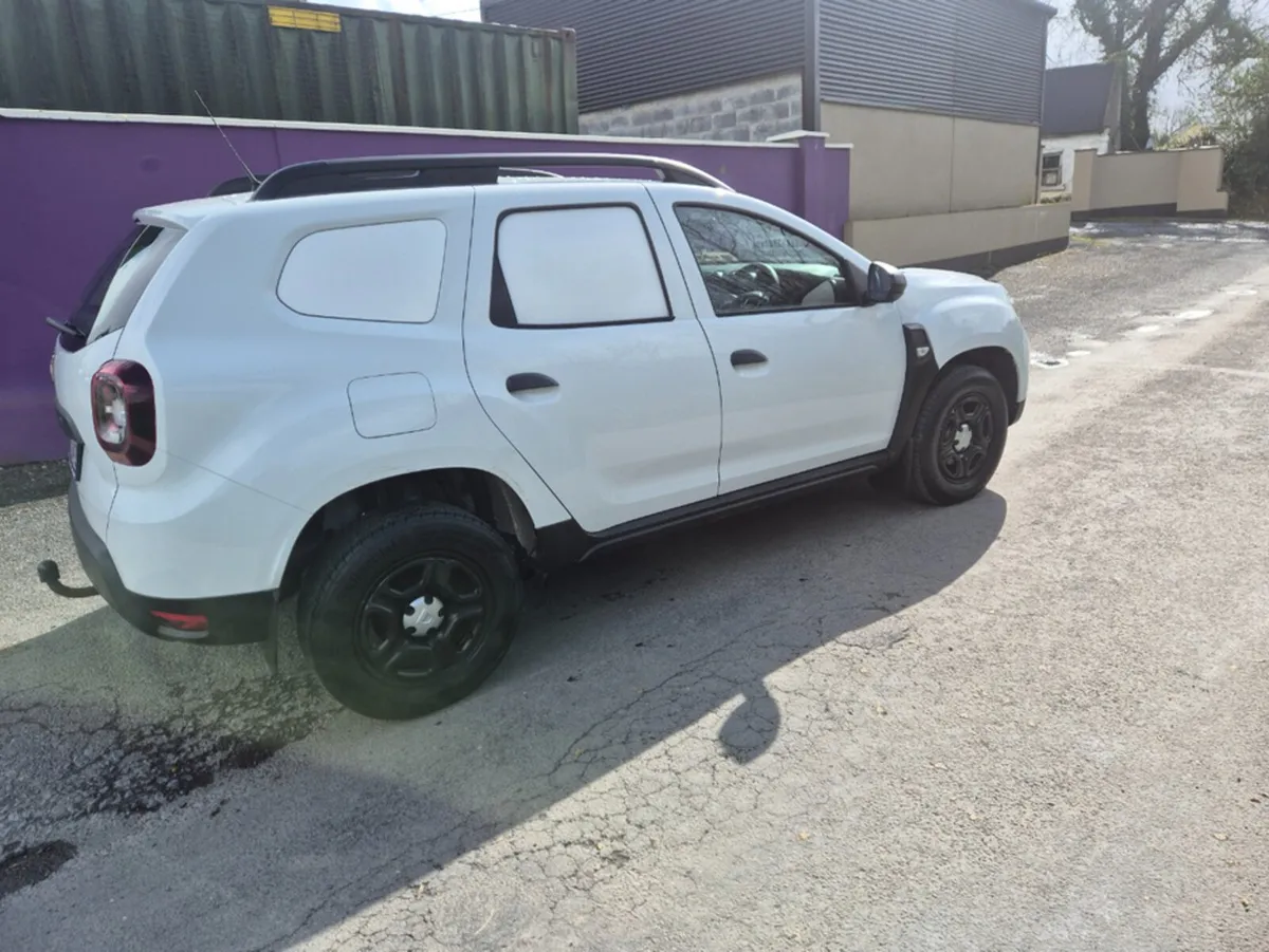 Dacia Duster ESSENTIAL BLUE DCI 115 5DR - Image 4