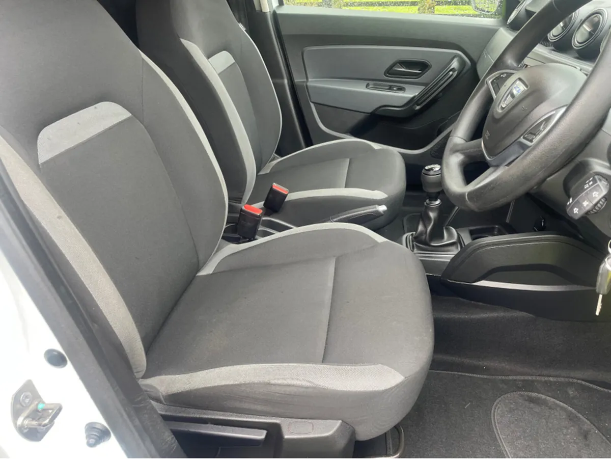 Dacia Duster ESENTIAL BLUE DCI 115 R RE 5DR - Image 4