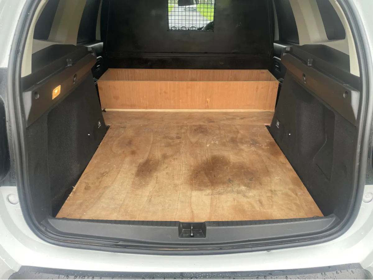 Dacia Duster ESENTIAL BLUE DCI 115 R RE 5DR - Image 2