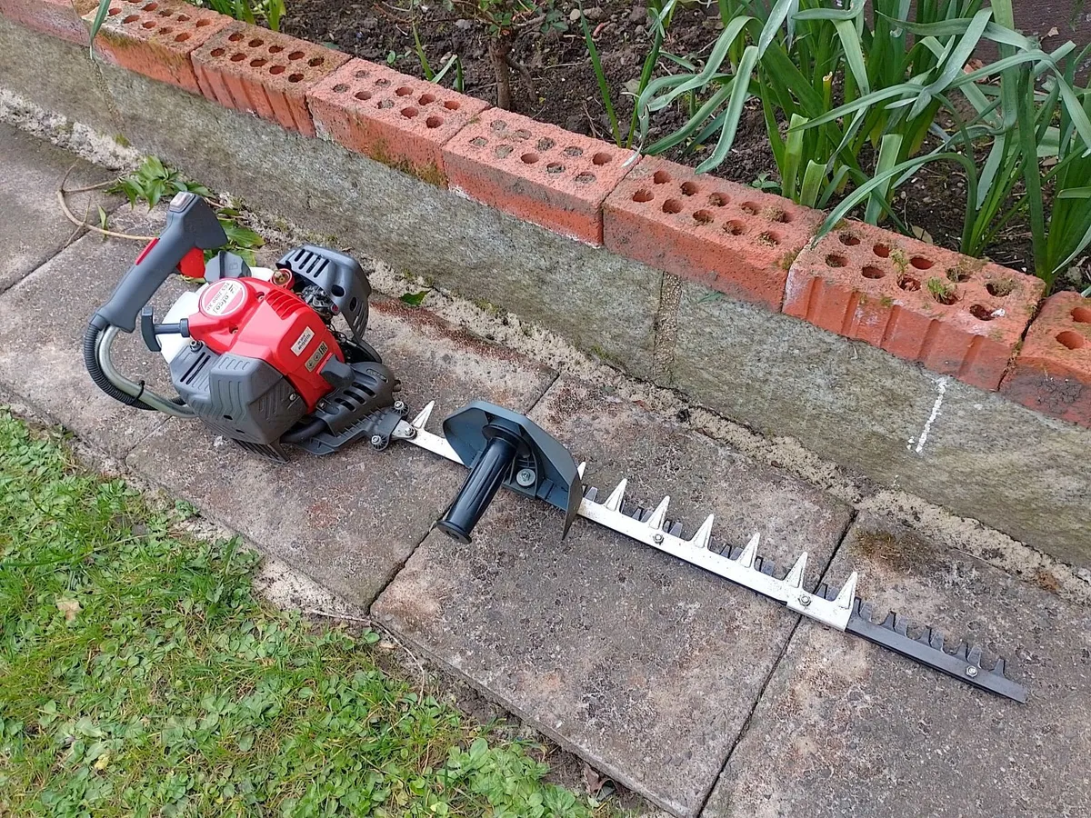 EFCO TGS 2800XP PROFESSIONAL PETROL HEDGE TRIMMER. - Image 1