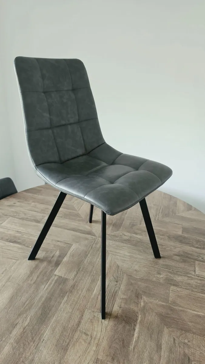 Dining table and 6 chairs - Image 4