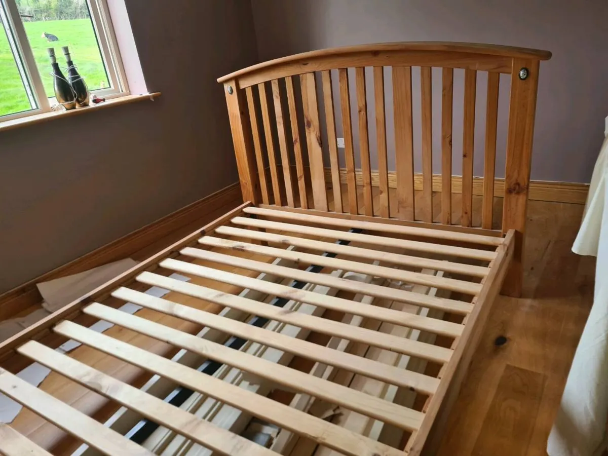 King size wooden bed and matching lockers - Image 1