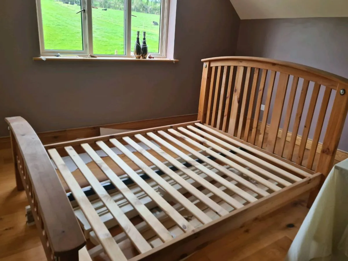 King size wooden bed and matching lockers - Image 3