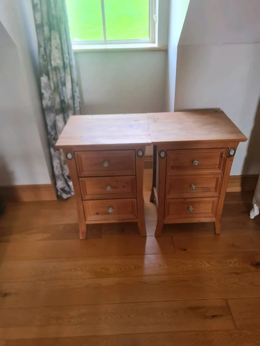 King size wooden bed and matching lockers - Image 4