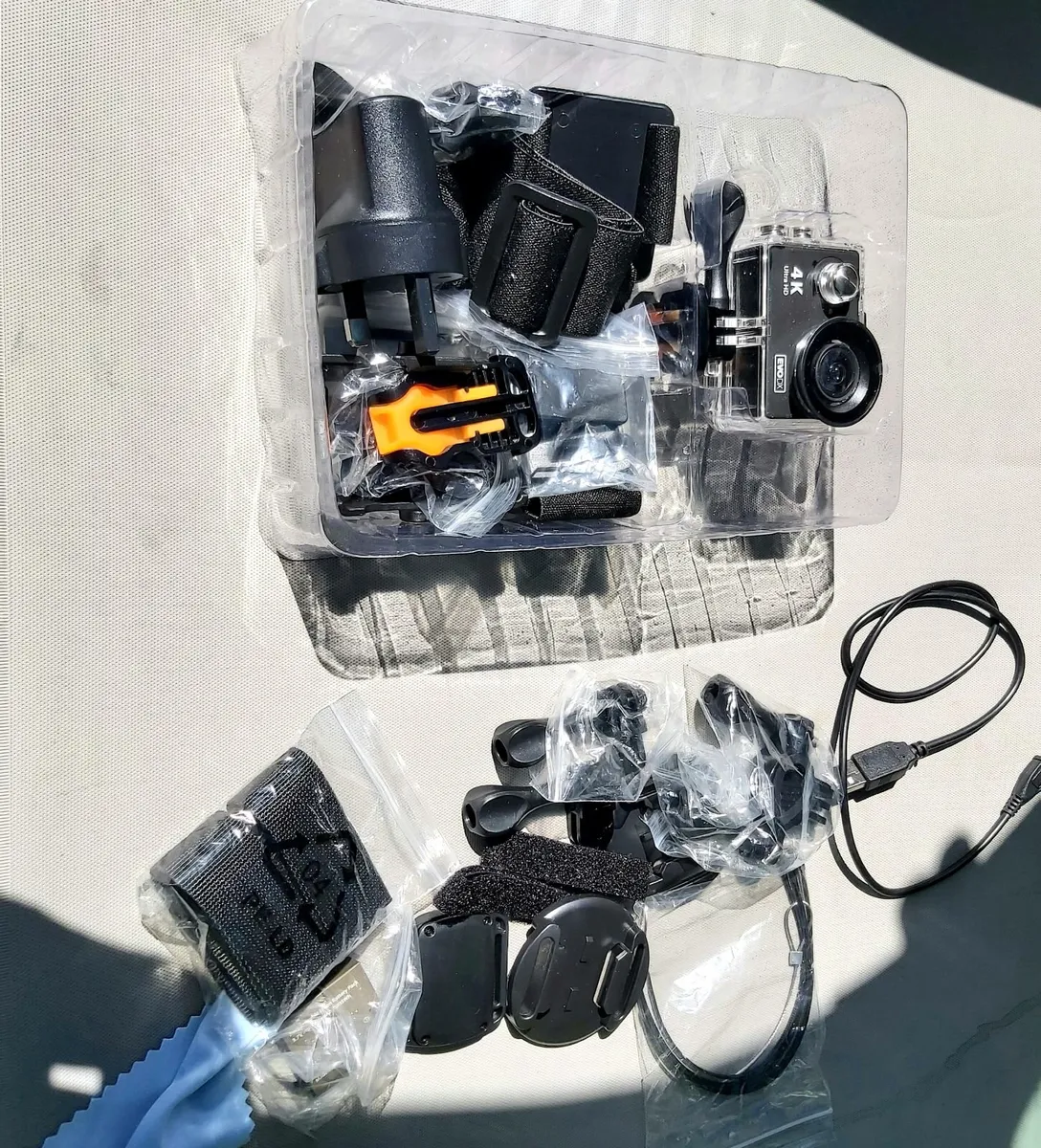 Action camera and accessories - Image 4