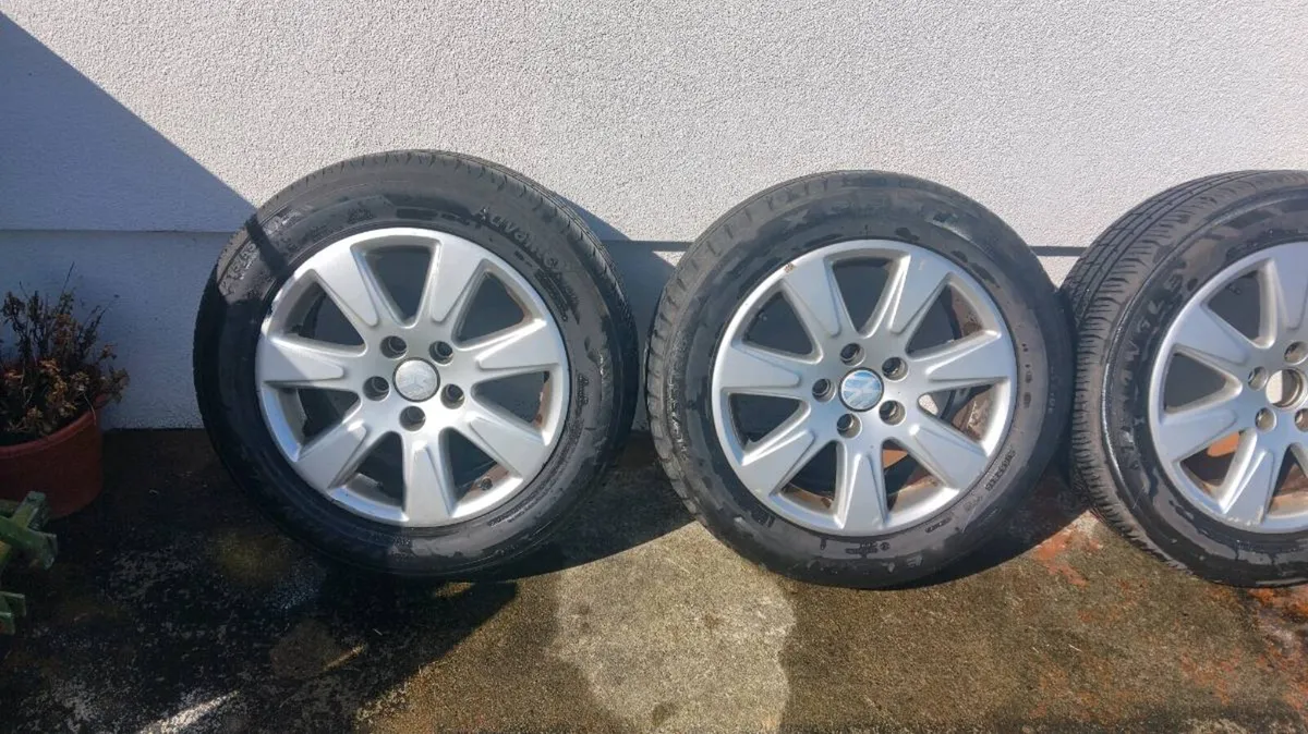 Alloy wheels 16 inch off Volkswagen Passat - Image 2