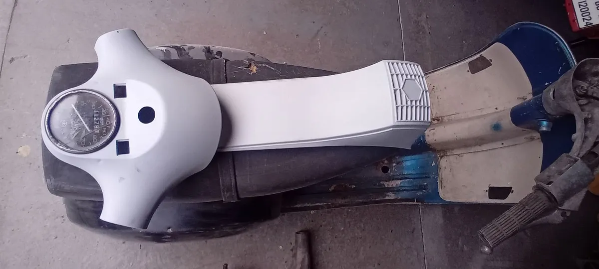 Vespa P range parts plus 2 frames - Image 3
