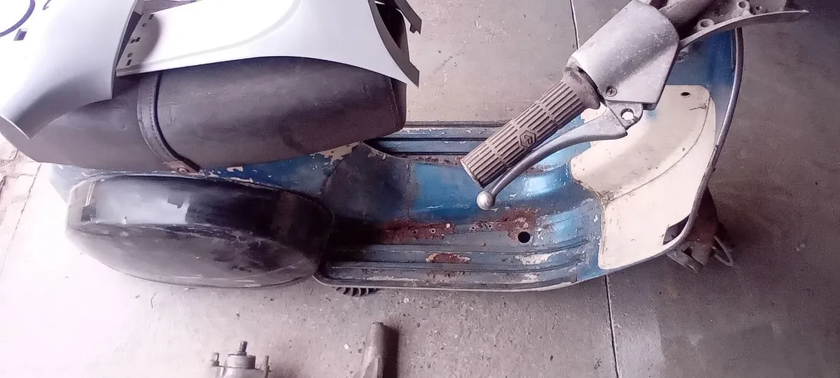 Vespa P range parts plus 2 frames - Image 2