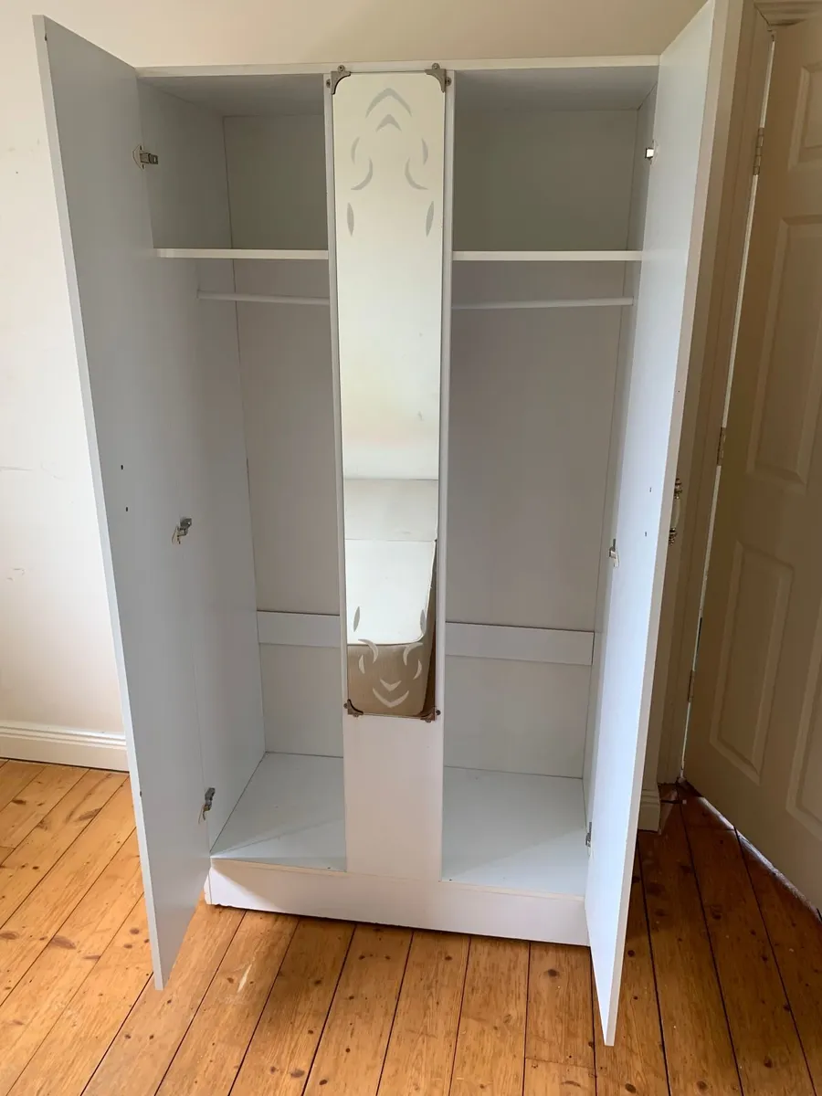 Wardrobe . - Image 4