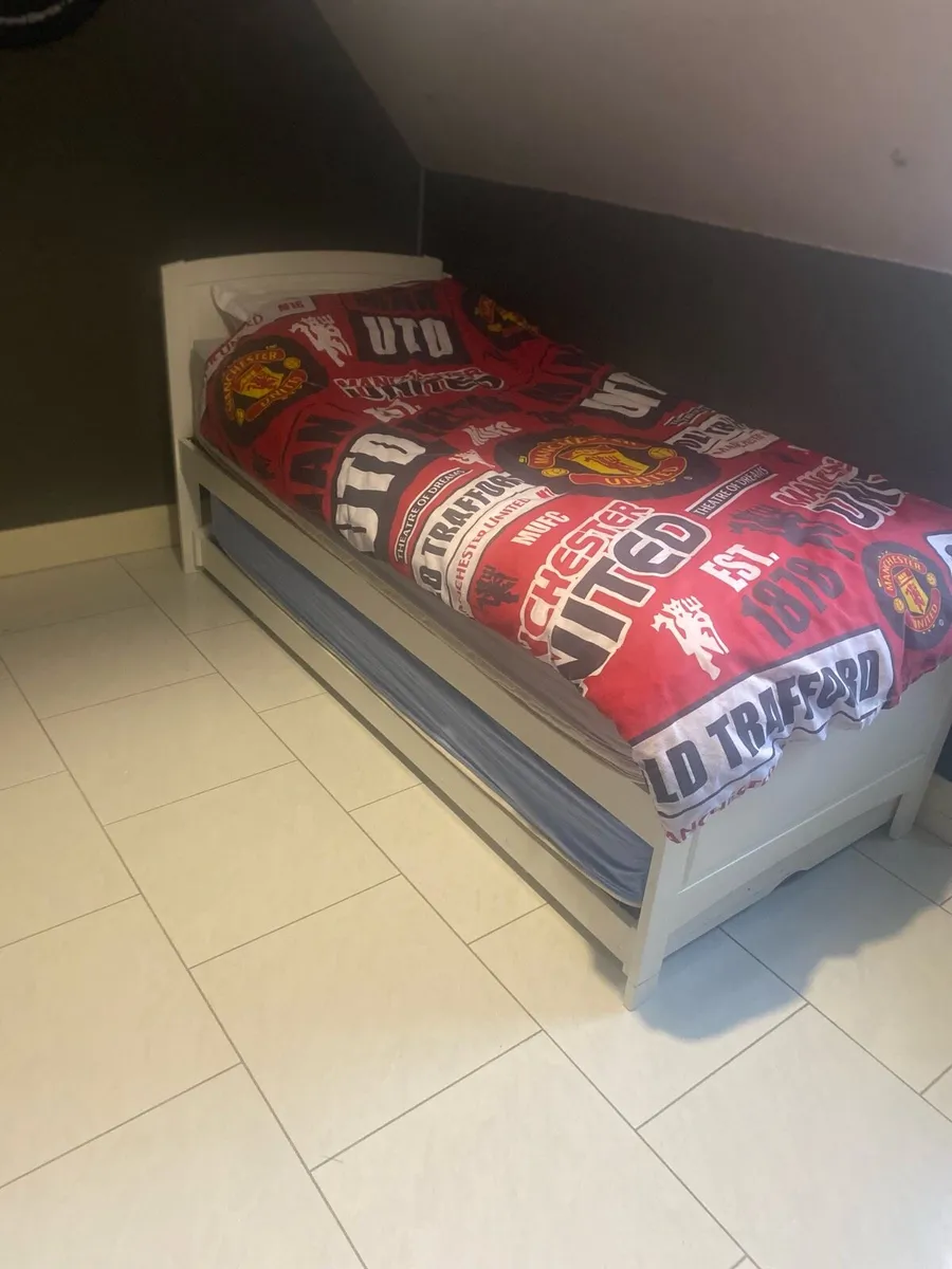 Two Single beds with mattresses - Image 1