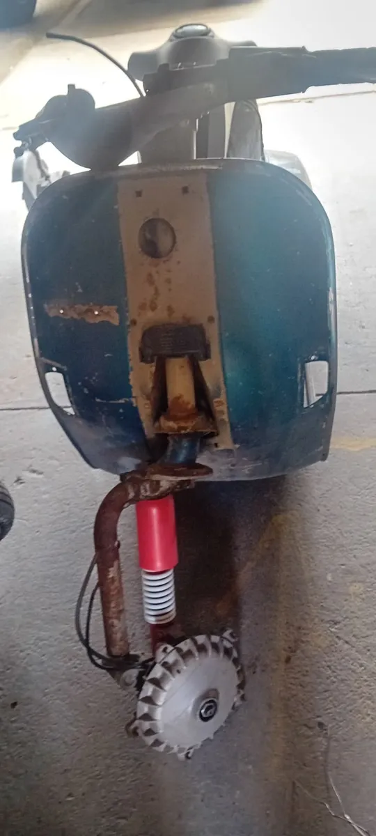 Vespa P range parts plus 2 frames - Image 1