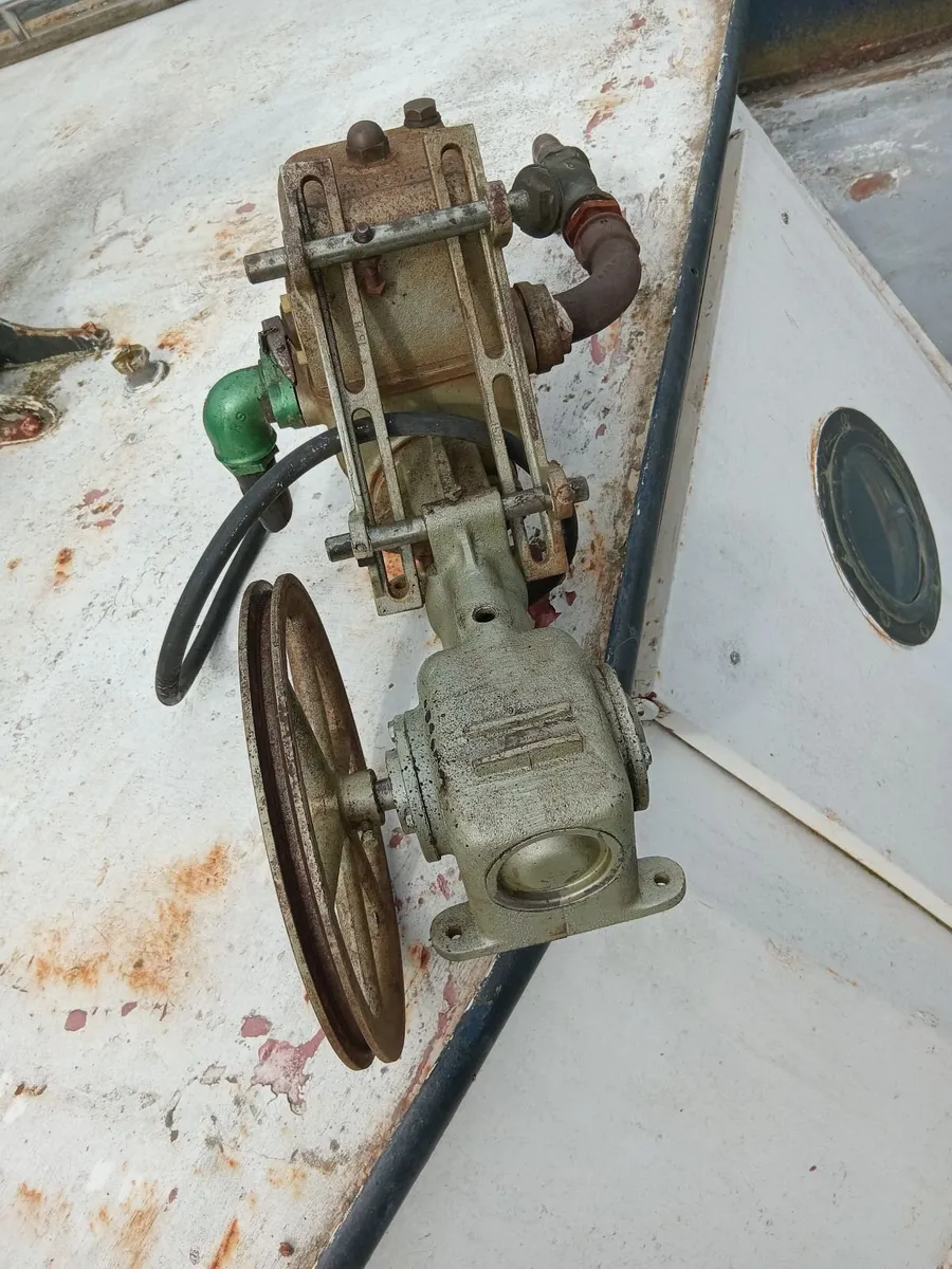 Vintage water pump - Image 2