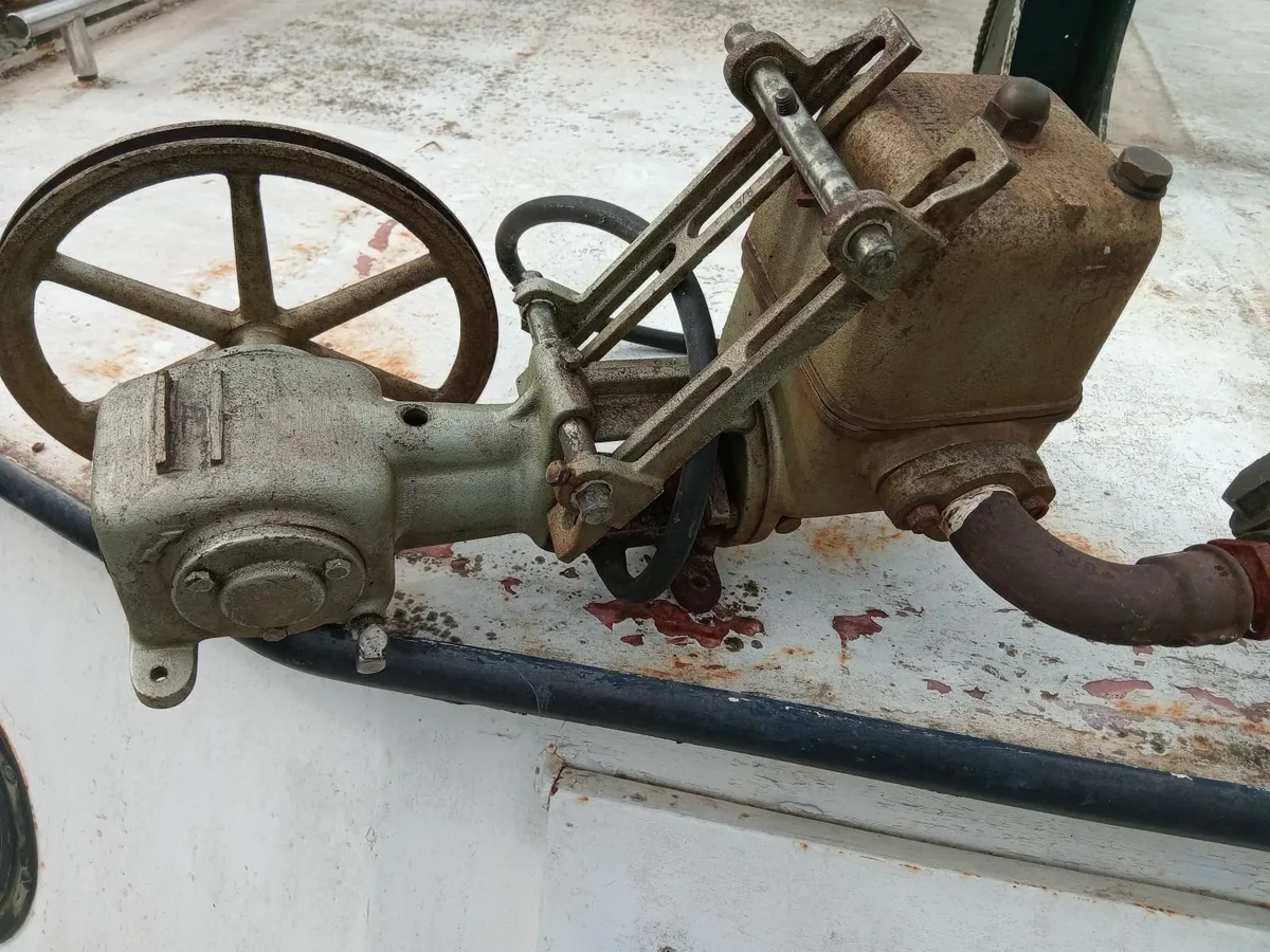 Vintage water pump - Image 3