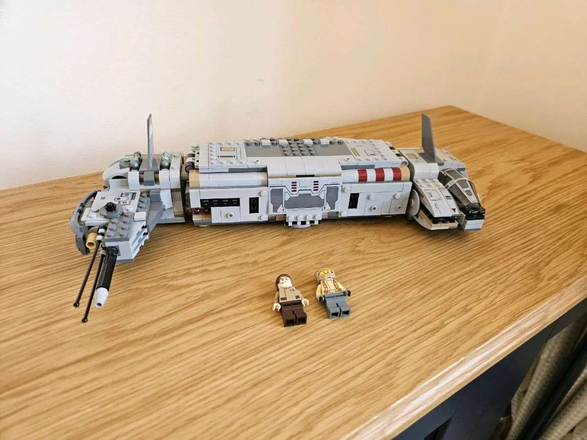 Lego Star Wars 75140 Resistance Troop Transport - Image 1