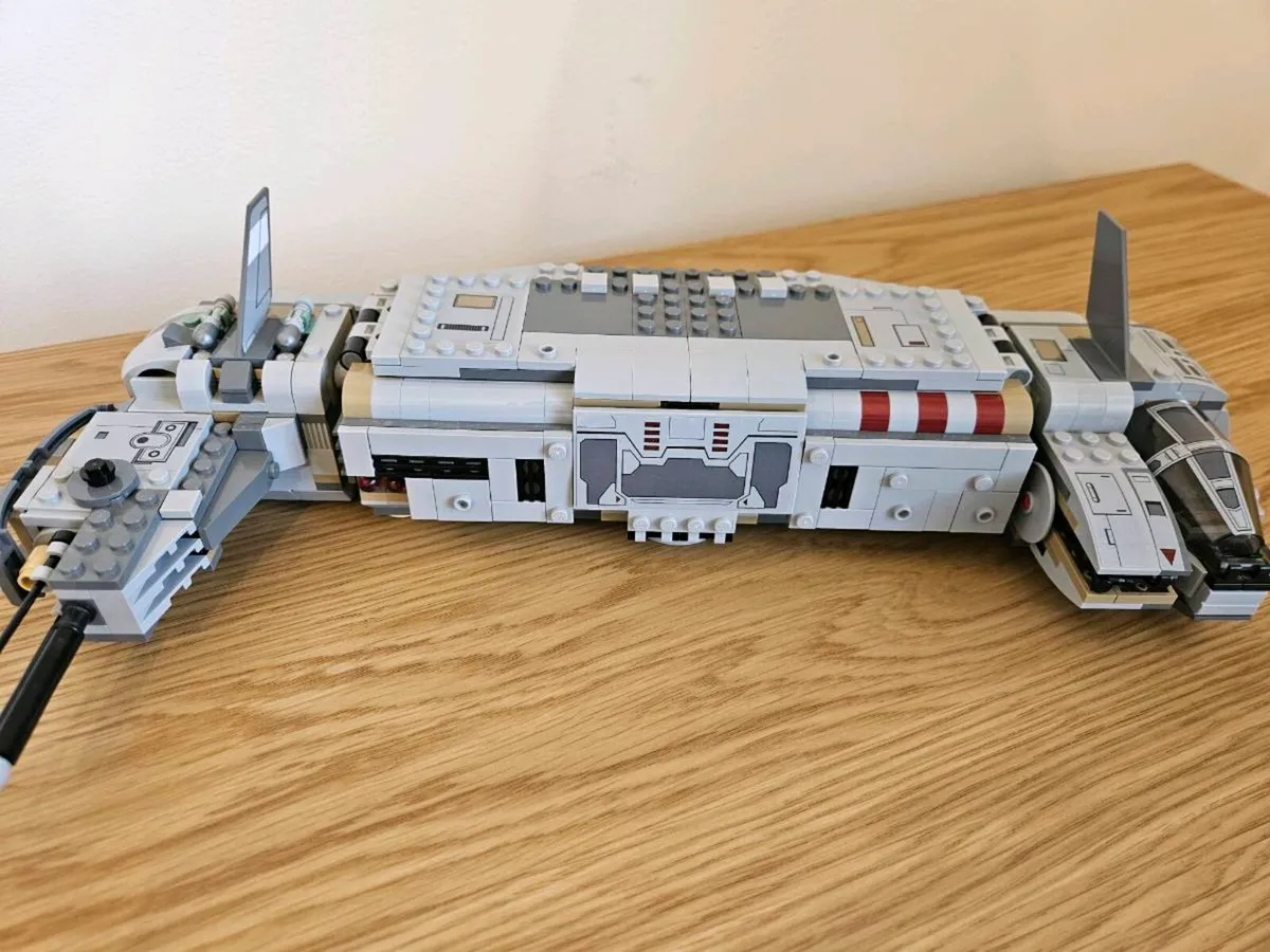 Lego Star Wars 75140 Resistance Troop Transport - Image 2