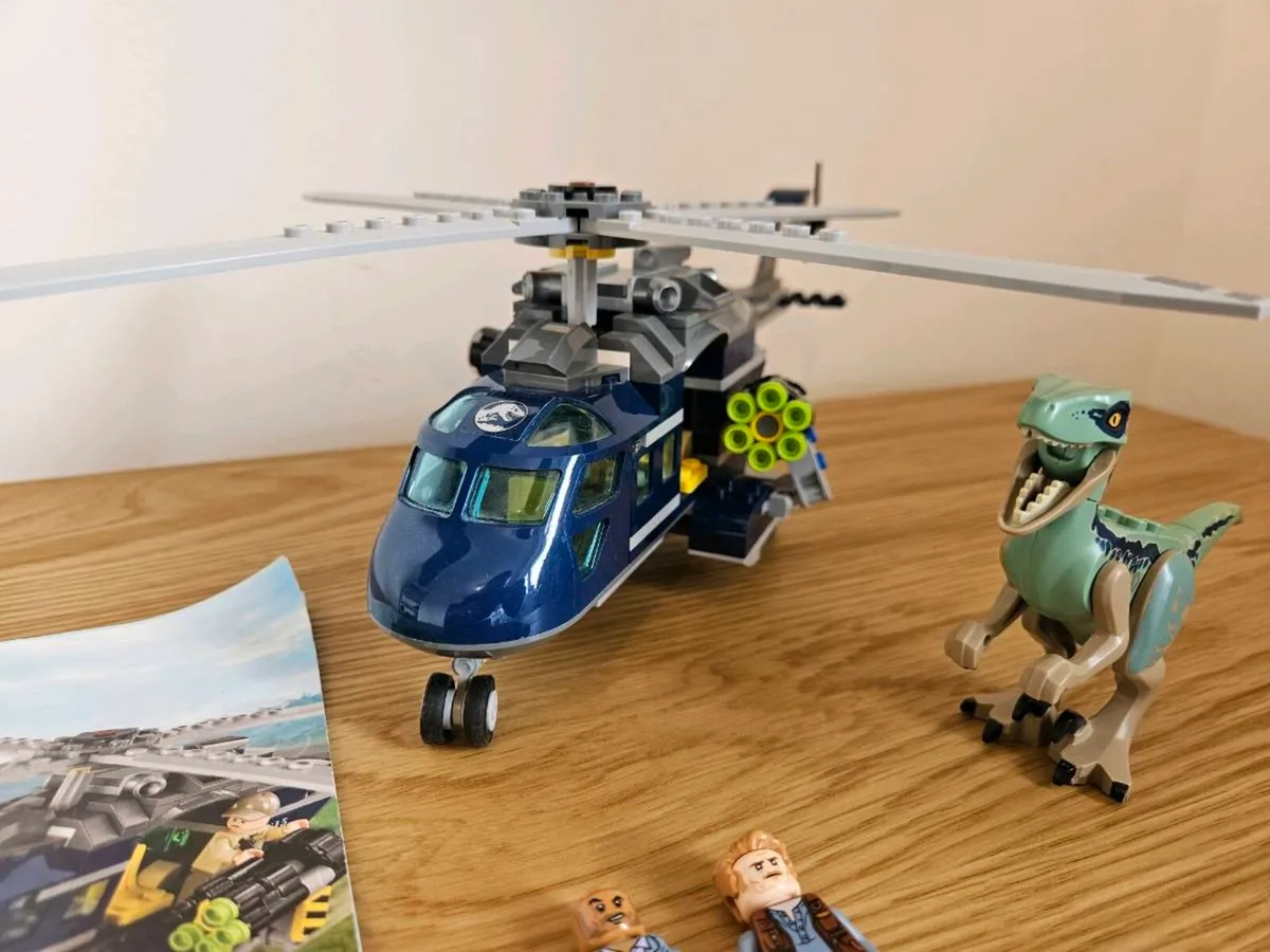 LEGO 75928 - Jurassic World helicopter pursuit - Image 2