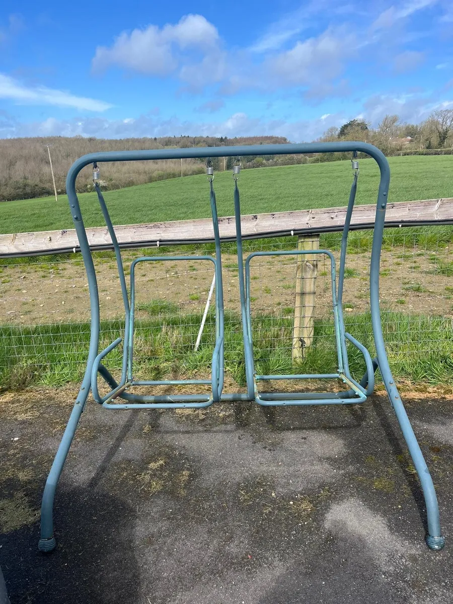 Garden swinging chairs - Image 1