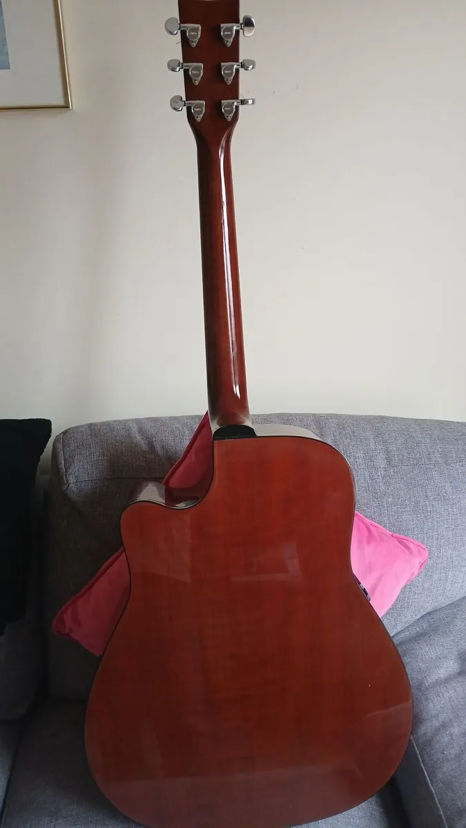 Yamaha semi accoustic guitar - Image 3