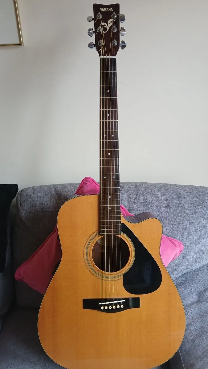 Yamaha semi accoustic guitar - Image 2