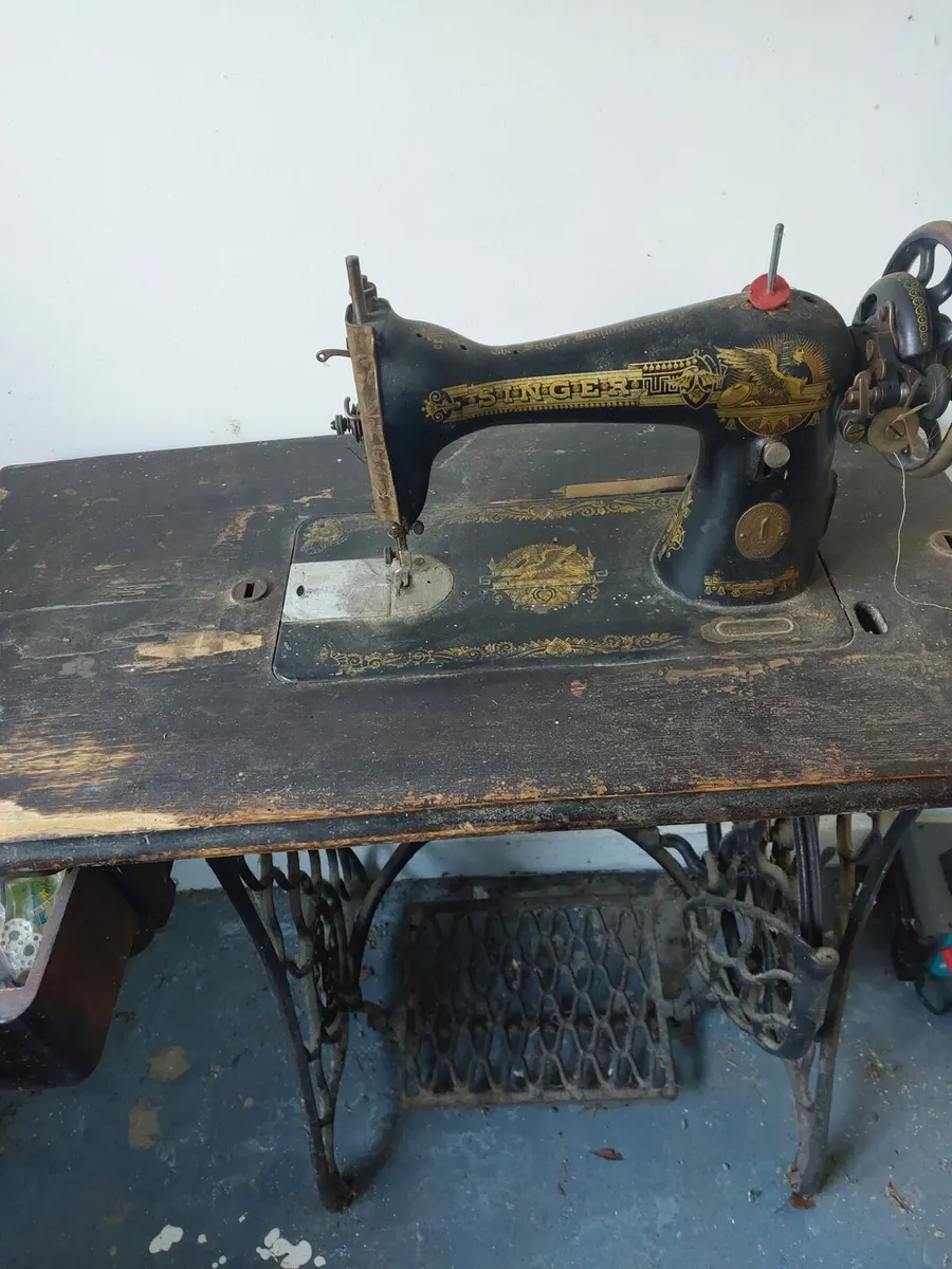 Vintage Sewing Machine from Singer - Image 1