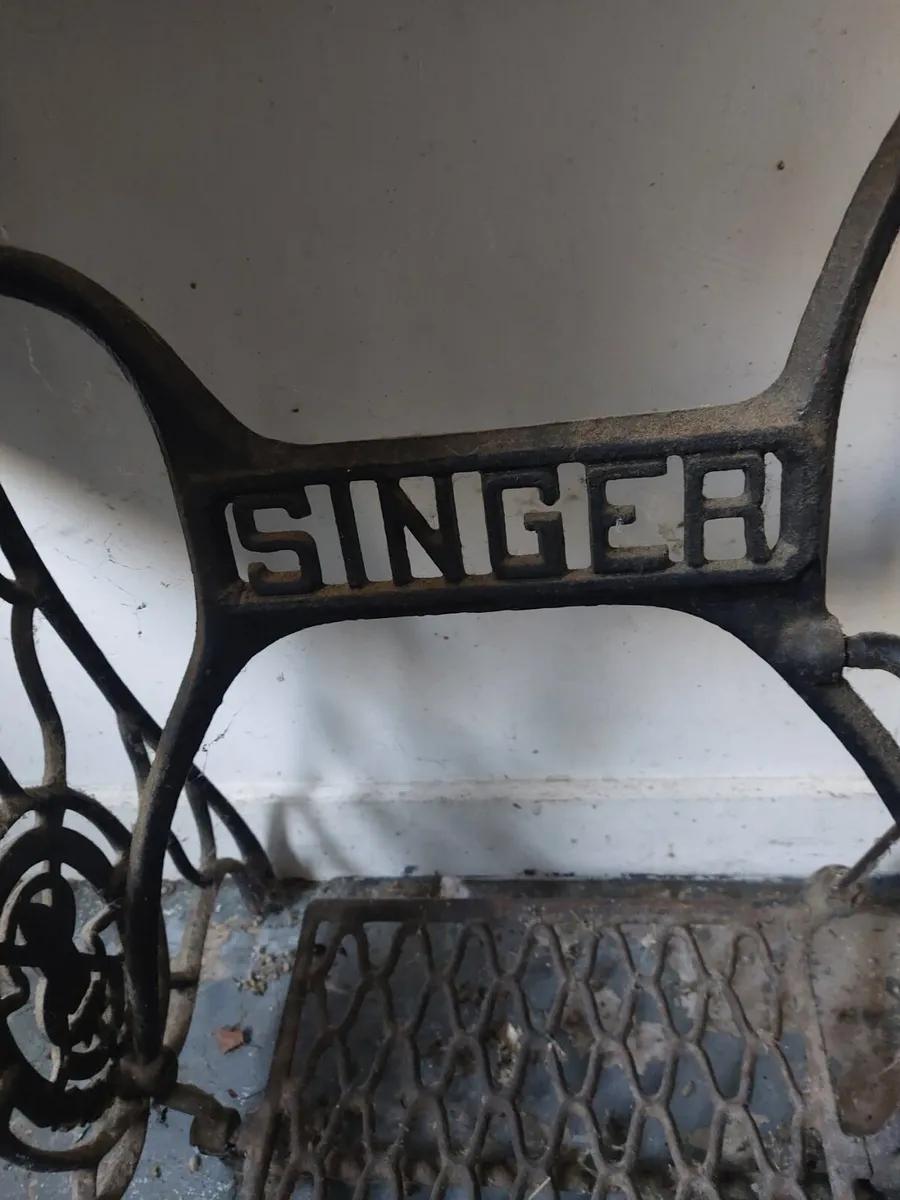 Vintage Sewing Machine from Singer - Image 4