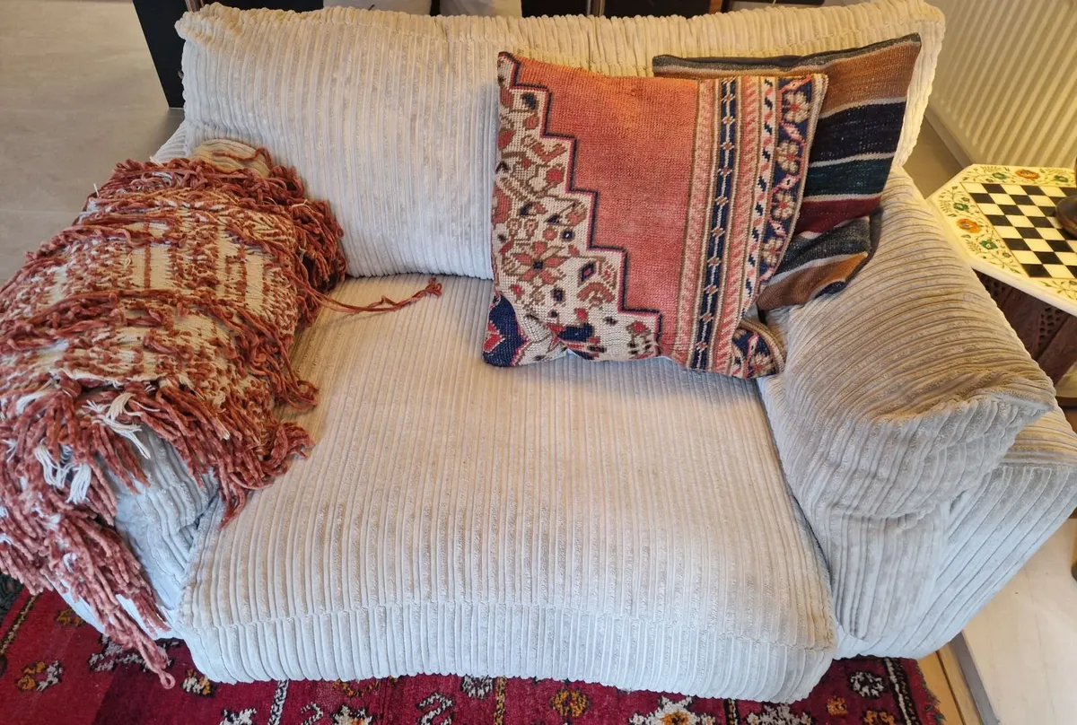 Otis snuggle chair - Image 1