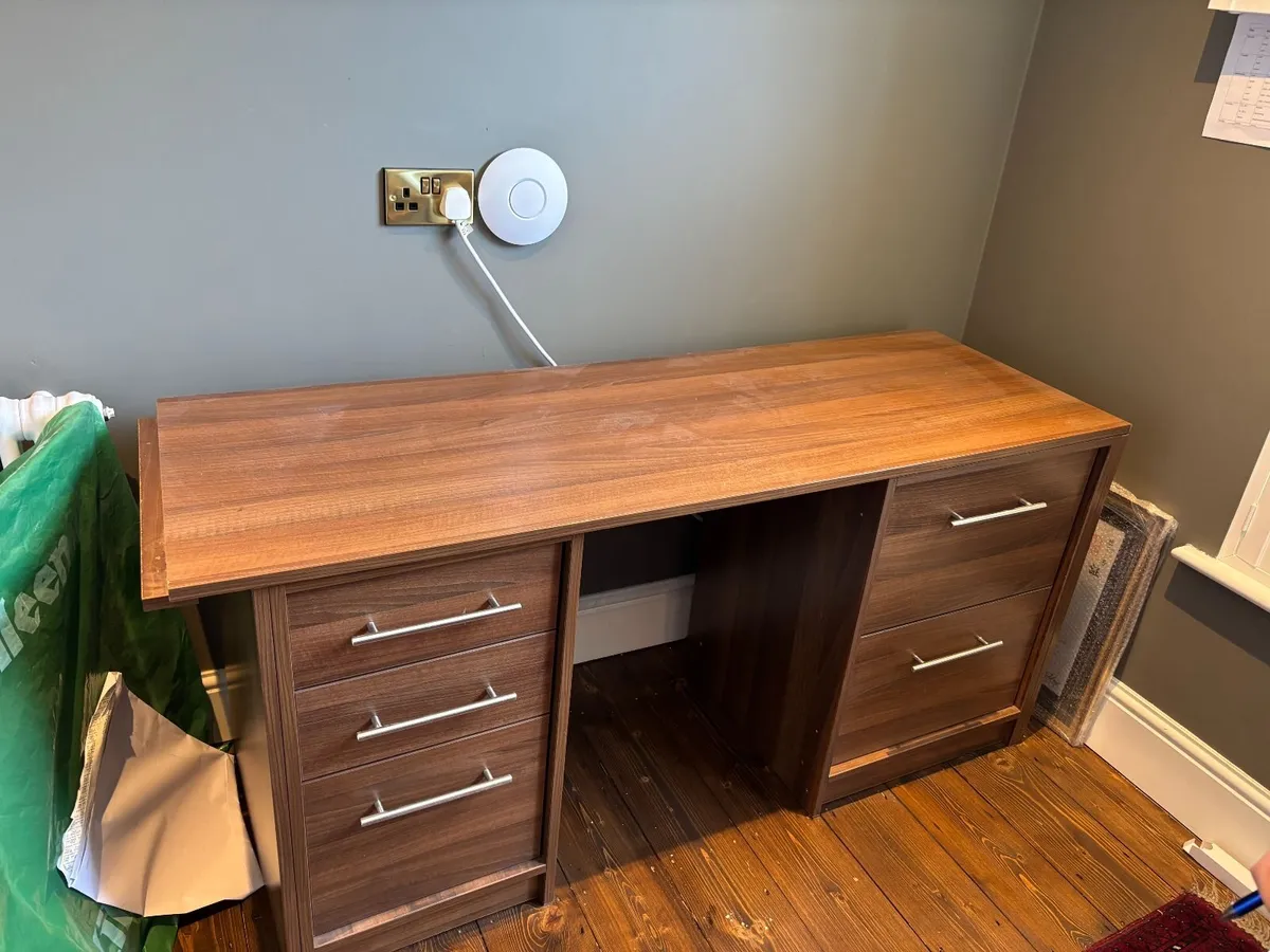 Office desk - Image 1