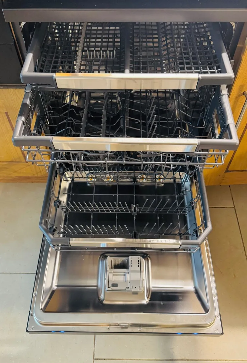Barely Used LG DF587HMS 14 Freestanding Dishwasher - Image 4