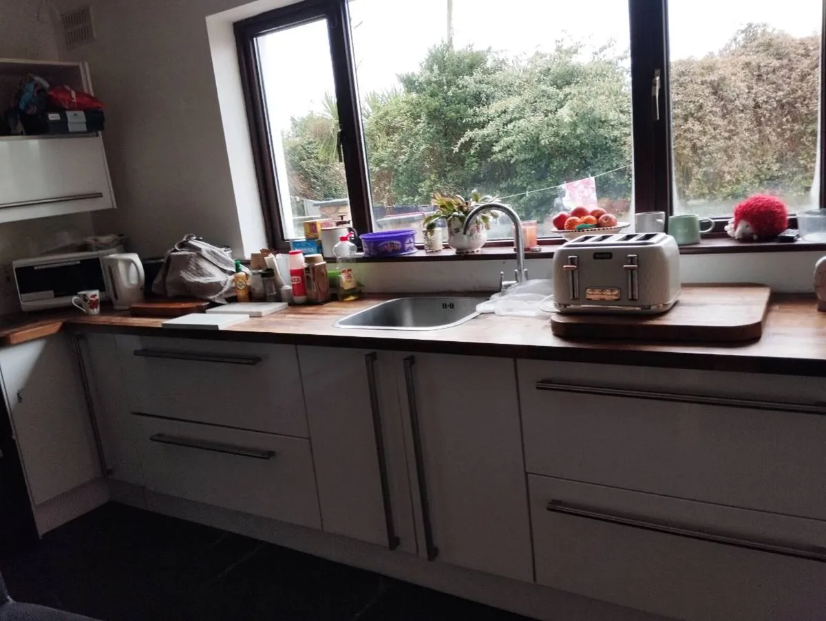 White gloss kitchen - Image 1